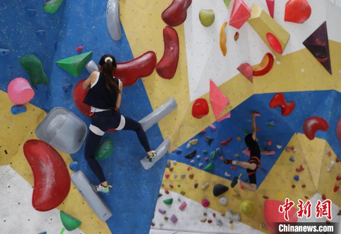 宁夏银川：越来越多的孩子爱上室内攀岩，体验