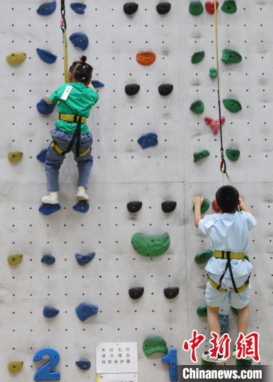 宁夏银川：越来越多的孩子爱上室内攀岩，体验