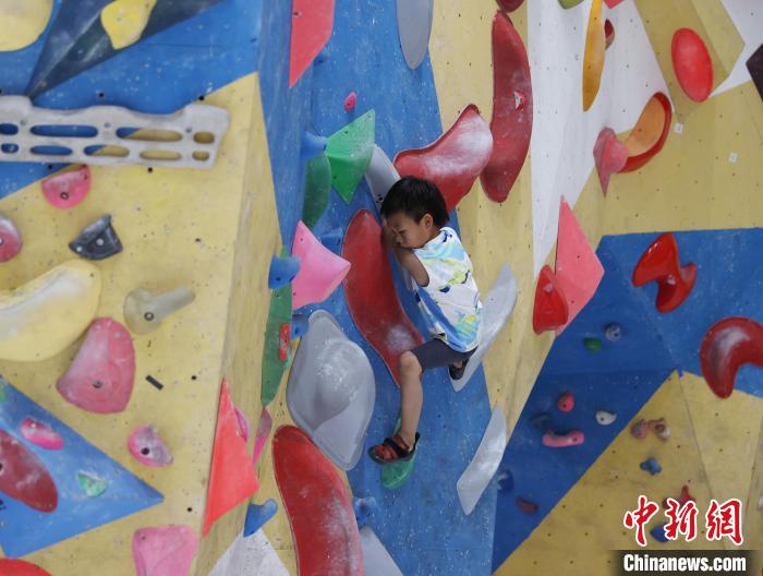 宁夏银川：越来越多的孩子爱上室内攀岩，体验