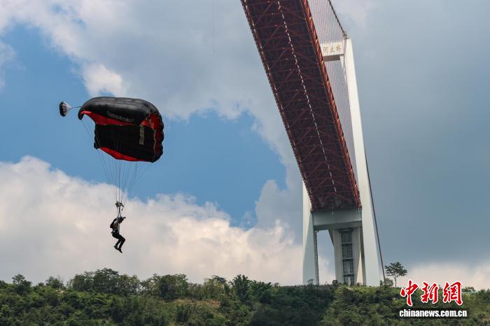 世界第一高桥铁人三项挑战赛与跳伞邀请赛即将