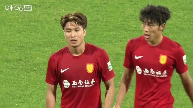 申花德比取胜领跑积分榜 升班马重庆铜梁龙登顶